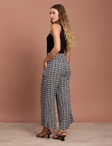 Pantalón fluido de corte recto y largo midi, con estampado abstracto en tonos azul, negro y crema. Presenta cintura elastizada en la parte posterior y bolsillos laterales delanteros.