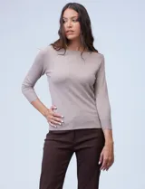 Buzo de tejido fino color beige, con cuello redondo, mangas tres cuartos y diseño raglán.