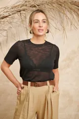 Remera color verde claro de hilo fino, con mangas cortas y cuello redondo.