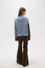 Sweater de tejido jacquard con diseño de paisaje campestre, cuello redondo a la base y mangas largas con corte holgado.