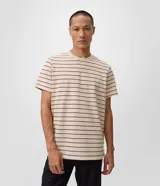 Remera Marfinno de corte regular, con cuello redondo y mangas cortas. Presenta un diseño de rayas finas horizontales con hilo teñido.