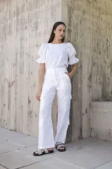 Pantalón cargo de tiro medio color blanco, confeccionado en crochet y lino broderie.