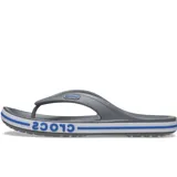Ojotas Crocs Bayaband Flip de color azul marino, con tiras de dedo y suela con banda lateral blanca y roja con la inscripción de la marca en relieve.