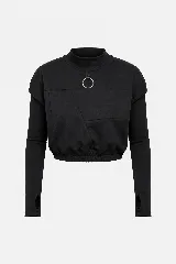 Buzo crop de estilo deportivo color negro, con cuello alto, argolla metálica decorativa en el pecho y mangas largas con diseño de guante integrado.