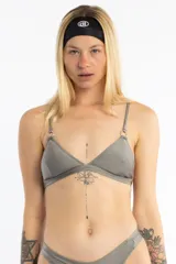 Bombacha de bikini tipo vedetina color gris con acabado brillante. Presenta un diseño de tiro medio con laterales anchos sin elásticos para mayor comodidad.