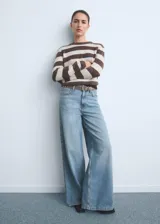 Jeans de tiro alto con diseño wide leg, confeccionados en 100% algodón estilo tejano vaquero, con cierre de botón y cremallera, trabillas y cinco bolsillos.