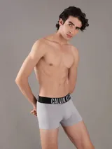 Pack de tres boxers ajustados Calvin Klein de la colección Intense Power. Confeccionados en mezcla de algodón y elastano, cuentan con cintura elástica distintiva de la marca con el logo estampado.