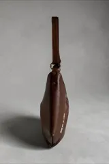 Cartera tipo hobo de cuero marrón con textura crocco, gran capacidad, líneas orgánicas y correa regulable para usar al hombro o como bandolera.