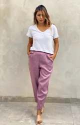 Pantalón de lino color lavanda, de corte recto y tiro alto, con bolsillos laterales.