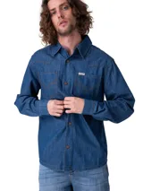 Camisa de denim azul de manga larga con diseño western, canesú frontal, bolsillos en el pecho con costuras decorativas y botones metálicos a presión.