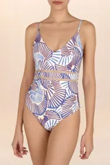 Traje de baño entero con estampado de abanicos en tonos azul y marrón, con breteles finos y escote en V. Presenta una banda de crochet en la cintura.