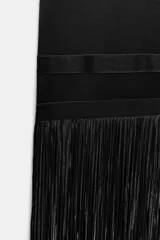 Vestido largo entallado negro con escote cuadrado, tirantes anchos y bajo acabado en flecos largos a tono.