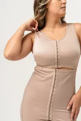 Body modelador color piel, de alta contención, con piernas cortas con terminación de encaje. Presenta breteles anchos, escote redondo y cierre frontal con broches. Ideal para post operatorio.