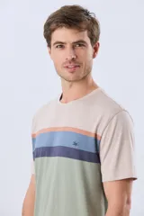 Remera de algodón con diseño de bloques horizontales de colores blanco, azul, beige y verde, de manga corta y cuello redondo.