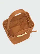 Cartera bucket extra pequeña Longchamp modelo Le Smart Flow, color negro con textura granulada, asa de hombro y detalle de hebilla metálica dorada frontal.