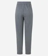 Pantalón jogger de poliéster, viscosa y elastano, con cintura de sastrería, cierre con botón y cremallera, pliegues delanteros, bajo plegado y estampa de raya de tiza.