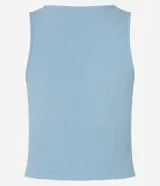 Blusa musculosa celeste confeccionada en anarruga, con escote en V y detalle de encaje.