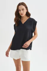 Blusa azul marino de viscosa, de corte holgado, sin mangas y con escote en V.