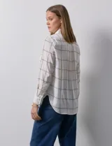 Camisa de gasa estampada, marca Tahari. Cuello a la base con solapa y apertura central con botones. Delantera con bolsillos aplicados. Manga larga con puño y botón.
