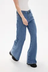Pantalon de jean negro de corte ancho y tiro alto, con cierre frontal y bolsillos laterales.