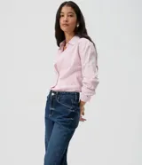 Pantalón de jean azul clásico de corte recto, con tiro alto, presillas para cinto y bolsillos funcionales.