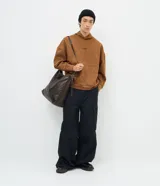 Buzo con capucha de tejido sintético efecto gamuza, color tostado, con bolsillo delantero tipo canguro y bordado frontal con la inscripción Legacy est. 1998.