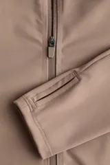 Campera deportiva de corte ajustado, color marrón tostado, con cuello elevado, cierre frontal completo, mangas raglán con abertura para el pulgar y bolsillos laterales con cierre.