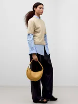 Bolso de hombro mediano color tostado, marca Adolfo Dominguez, con asa corta y cierre de cremallera.