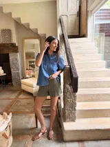 Short de tejido de punto crochet color beige, de cintura elástica y diseño holgado, con detalle de etiqueta de cuero de la marca Antonia Wool Wear en la cintura.
