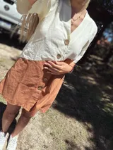 Camisola oversize verde y rosa confeccionada en tusor de algodón con botones de coco.