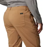 Pantalón tipo chino de corte recto, confeccionado en tejido técnico con tecnología Omni-Shield que repele líquidos y manchas. Cuenta con bolsillos laterales, bolsillos traseros y presillas para cinturón.