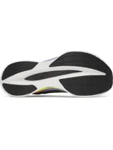 Championes de running Under Armour Velociti Elite 3, diseñados para carreras de larga distancia. Presentan una parte superior de tejido elástico en tonos oscuros con detalles en amarillo neón y blanco. La entresuela destaca por su diseño multicolor con capas en rosa, amarillo y azul, sobre una base blanca, incorporando placa de fibra de carbono para mayor retorno de energía.