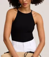 Body blanco sin mangas, confeccionado en tejido rib con textura acanalada y escote recto.