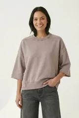 Sweatshirt de algodón color marrón con cuello redondo, mangas 3/4 y un bolsillo aplicado en el frente con terminaciones deshilachadas.