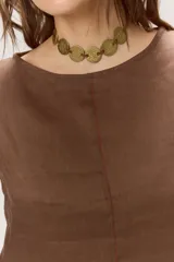 Blusa roja de manga larga con volumen sutil en las mangas y diseño holgado, confeccionada en algodón.