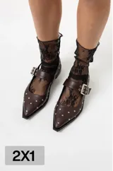 Chatas de cuero con punta fina, tira en el empeine con hebilla doble y tachas plateadas. Incluye una tira trasera con tachas. Disponibles en negro y marrón.