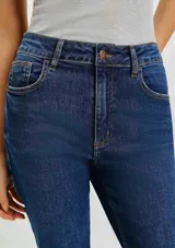 Pantalón de jean de corte flare con tiro medio y lavado claro. Presenta diseño de cinco bolsillos, cierre frontal con botón y costuras reforzadas.