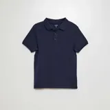 Chomba lisa de piqué azul marino, corte clásico, con cuello y puños acanalados, y tapeta con tres botones.