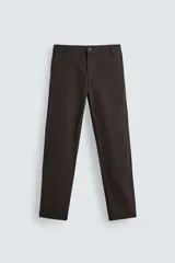 Pantalón chino de corte ajustado, color beige, con bolsillos laterales y bolsillos traseros de vivo. Cuenta con cierre frontal de cremallera y botón.