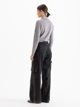 Pantalón cargo de silueta amplia y corte recto, confeccionado en algodón con efecto lavado. Presenta cintura elastizada con cordón de ajuste, bolsillos laterales tipo cargo y bolsillos frontales.