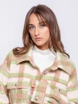 Sobrecamisa a cuadros color verde, beige y rosa, de tela tipo corderito, con cuello camisero, cierre frontal con botones y dos bolsillos con solapa en el pecho.
