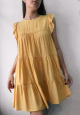 Vestido corto amarillo con corte evasé, cuello redondo y mangas cortas con volantes.