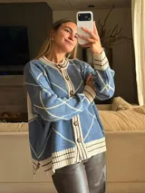 Saco tejido de algodón con lurex, diseño de rombos en color azul y beige, con cuello redondo, cierre frontal de botones y mangas abullonadas.
