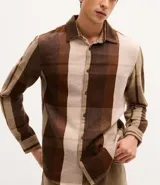 Camisa de hombre marca Marfinno, confeccionada en franela con estampado de cuadros en tonos marrones y beige. Presenta cuello inglés, cierre frontal con botones y mangas largas con puños abotonados.