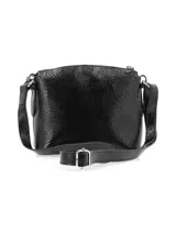 Cartera bandolera color negro con textura efecto reptil y acabado en charol. Cuenta con un bolsillo exterior frontal con cierre, herrajes plateados y correa ajustable.