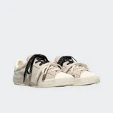 Championes Converse modelo Chuck Lo Pro, confeccionados en ante premium color beige con detalles en piel. Presentan puntera de goma, suela texturizada y sistema de cordones intercambiables.