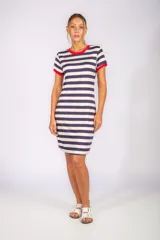 Vestido corto de algodón a rayas horizontales azul marino y blancas, con cuello redondo y mangas cortas con ribete rojo.