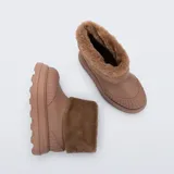 Botas de caña corta Melissa, con base de plataforma dentada y cuerpo de material sintético liso con detalle de textura acanalada en la puntera y el talón. Incluye un revestimiento superior de piel sintética afelpada.