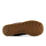 Championes urbanos New Balance modelo 574, color violeta con detalles en lila y cordones amarillos. Confeccionados en gamuza, cuentan con el logo N característico en los laterales y entresuela ENCAP para mayor amortiguación.