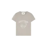 Remera gris claro de manga corta, con cuello redondo y estampa frontal estilo universitario desgastado con el texto "Emestudios".